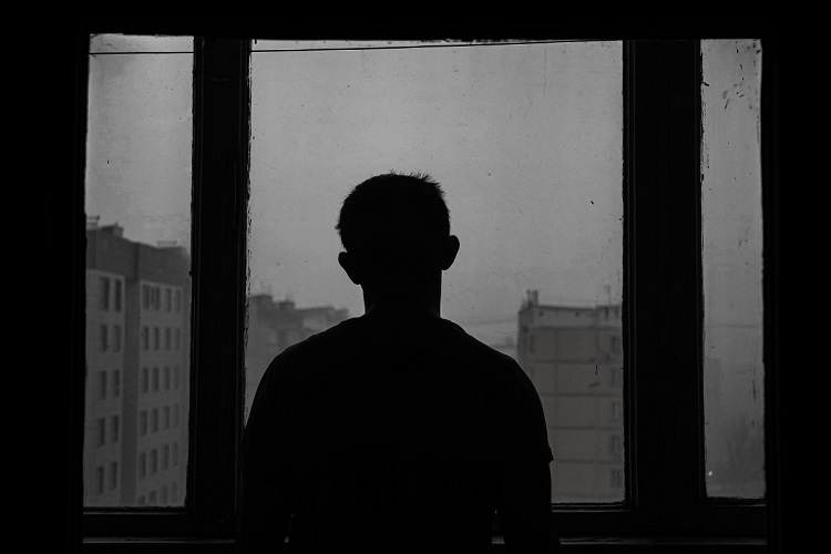 Foto orang yang sedang overthinking